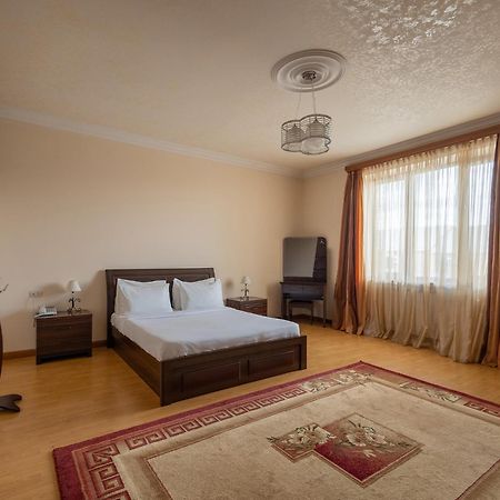 La Defense Hotel Yerevan Exterior photo