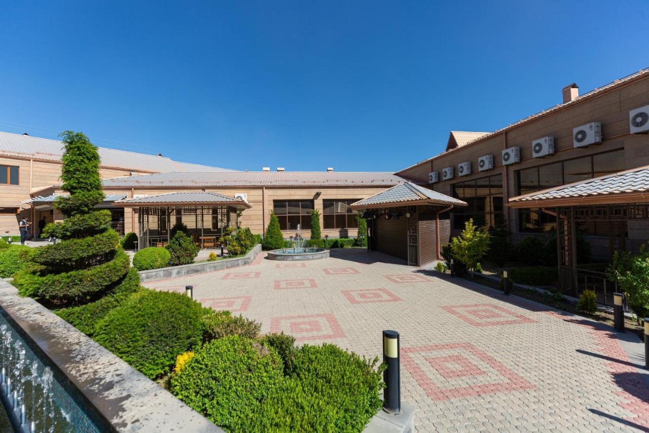 La Defense Hotel Yerevan Exterior photo